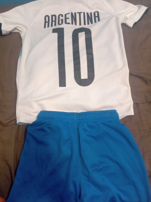 Vand tricou si pantaloni scurti de fodbal
