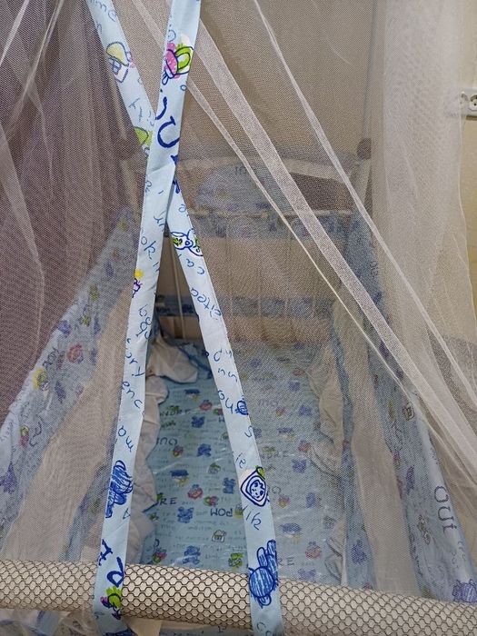 Детская кровать, удобная в использовании, прямоугольного размера