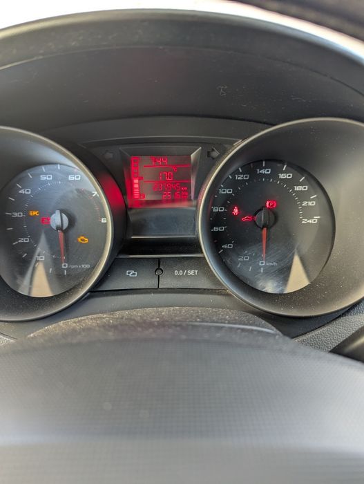 Vând Seat Ibiza combi din 2012 pe benzina motor de 1200 și 70 de cai putere.