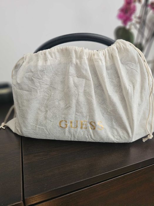 Дамска черна чанта Guess