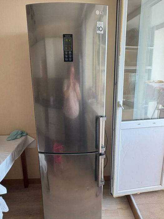 Продам Холодильник LG