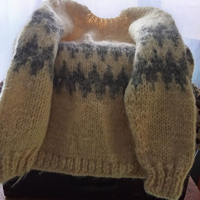 Pulover lână românesc.