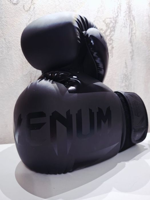 Боксерские перчатки venum 8 унций
