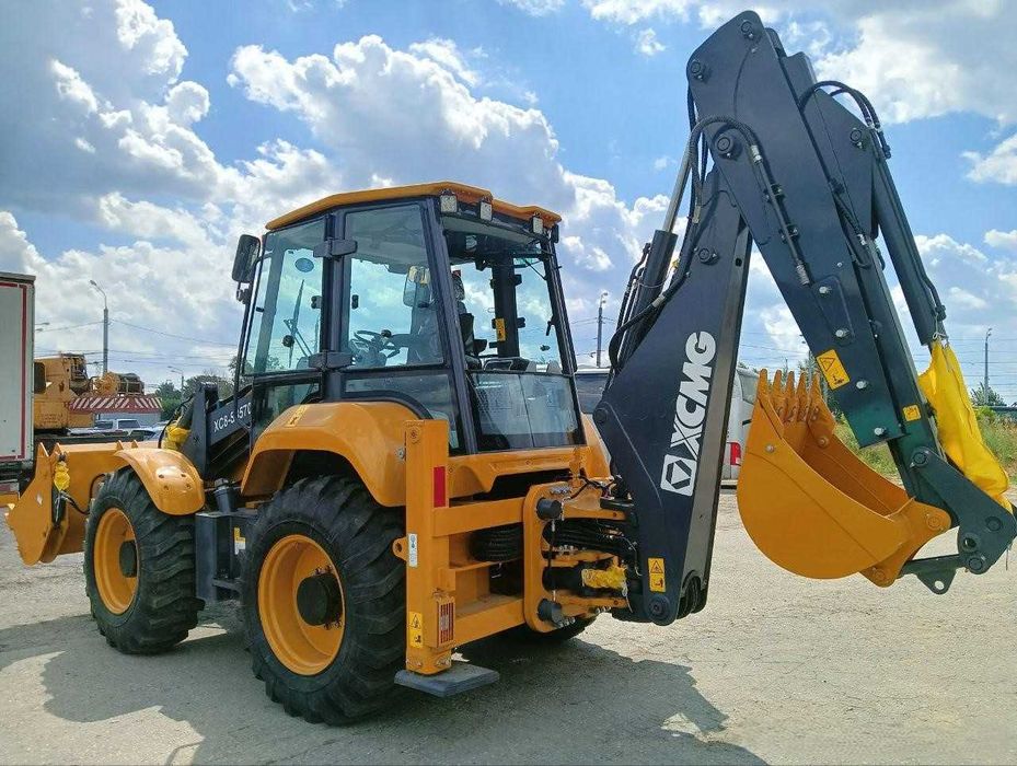 Экскаватор-погрузчик равноколесный XC8-S3570