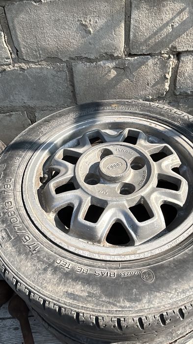 Диск литье в хорошом состоянии Ауди Целый