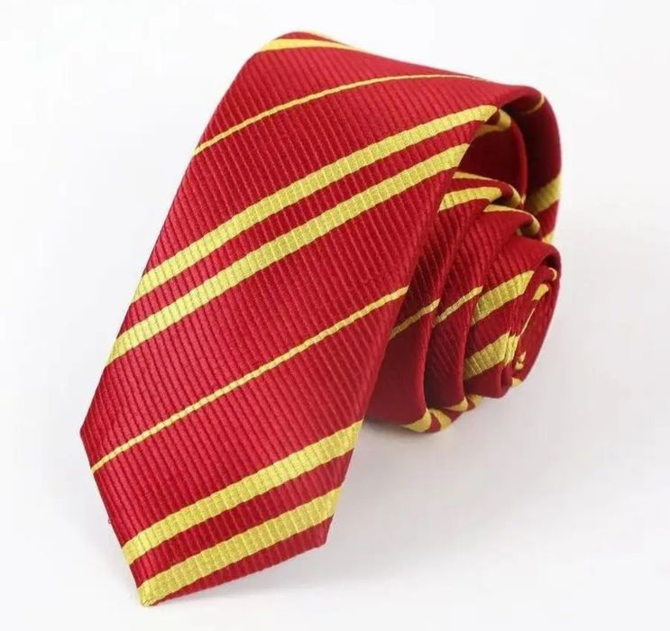 Скидка!Продаю костюм Гарри Поттера,мантия, галстук, шапка,шарф,шляпа