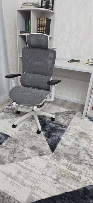 Офисное кресло эргономичное с подголовником, сетчатое, белое