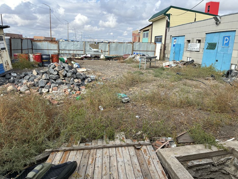 Продам два бокса.