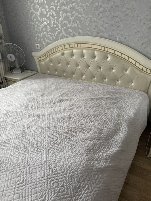 Продам двуспальнюю кровать б/у