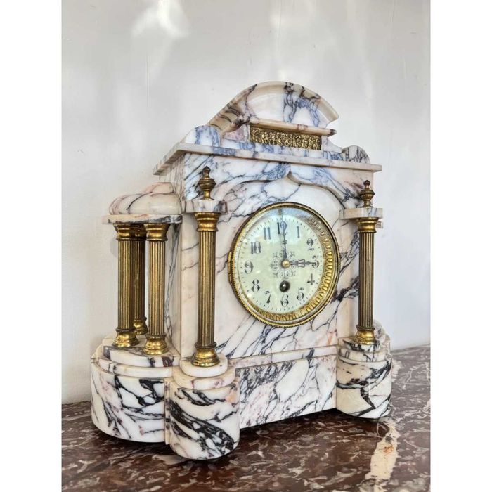 Ceas din marmură albă cu vene negricioase și coloane din bronz, H 32