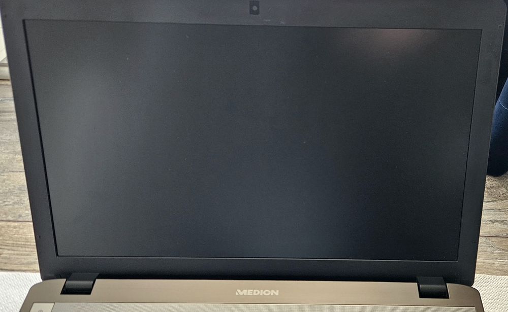 Продавам лаптоп MEDION Akoya P7631, напълно работещ,доста запазен