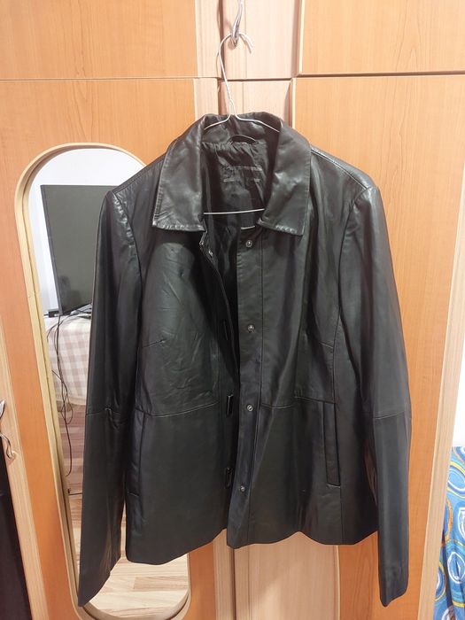 Geaca de piele neagra