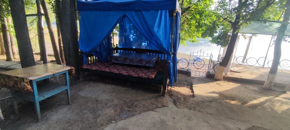 Тапчан возле берега. Все условия есть прямь вид на моря.