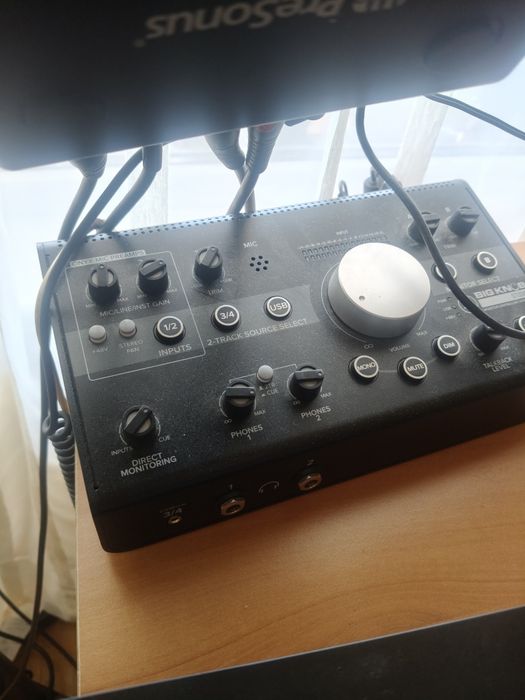 Продавам звукова карта и монитор станция Mackie big knob