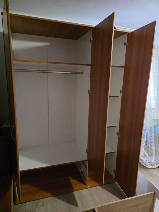 Set dormitor: pat dublu cu corp superior și dulap cu oglindă