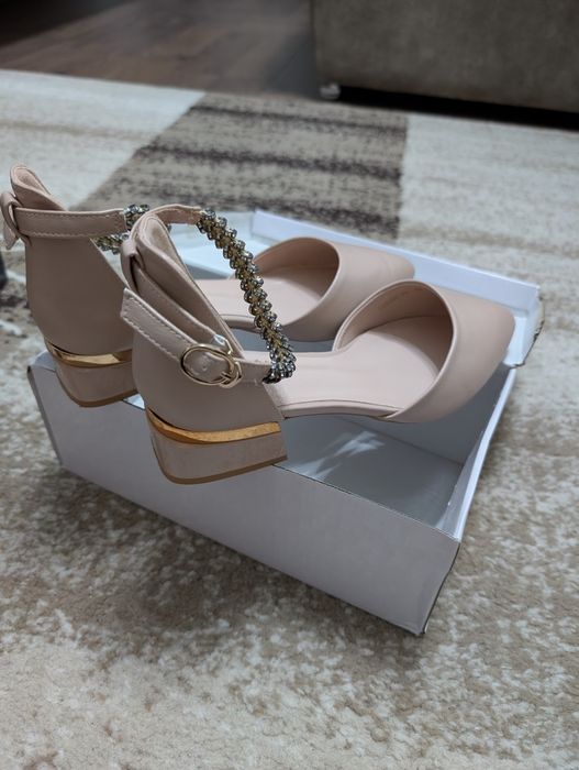 Продам бежевые туфли