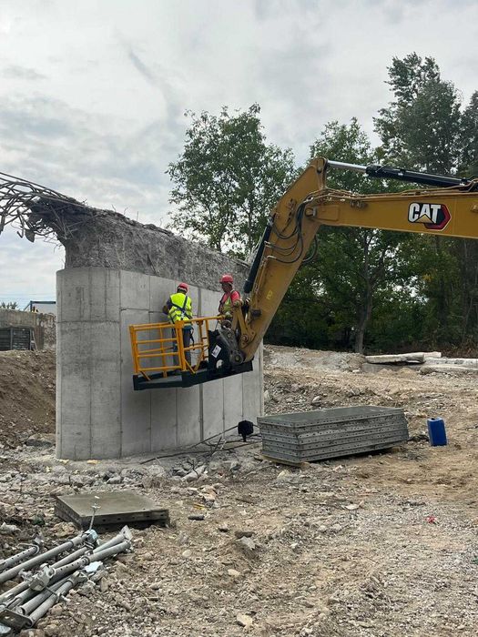 Nacelă cu sistem de prindere pentru excavatoare