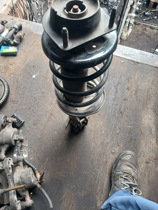 Амортизатор Мазда 323 левый 1995г