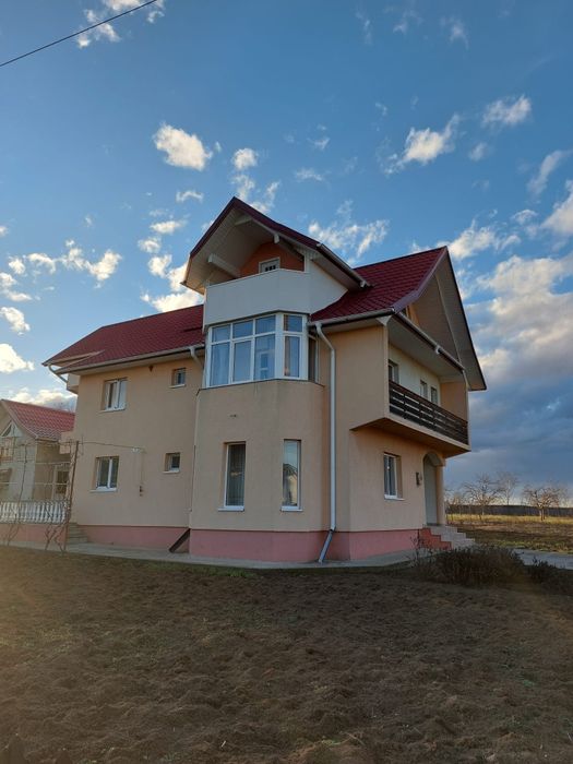 Casă de vânzare - 5 camere, zona Cornișa