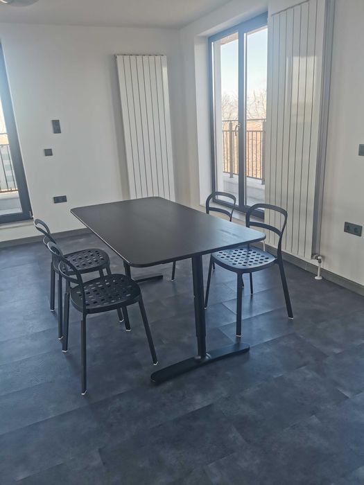 Продавам бюро с 4 алуминиеви стола