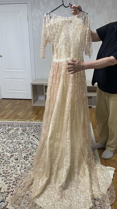 Продаются платья вечерние