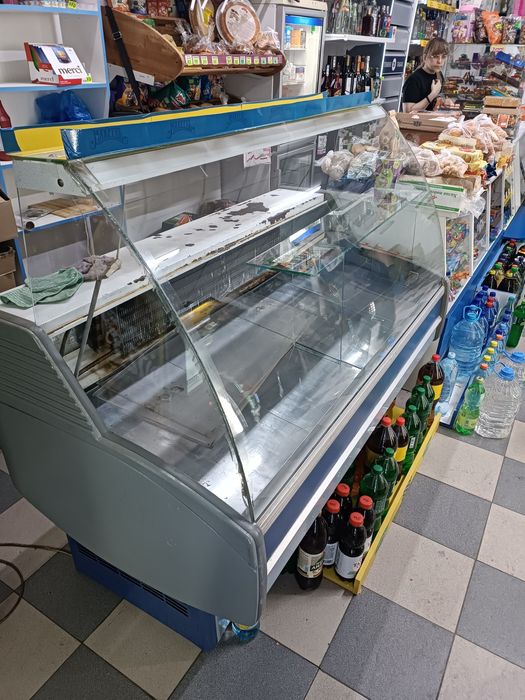 Холодильная витрина рабочая.