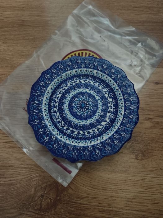 Чиния Handmade  със сини орнаменти