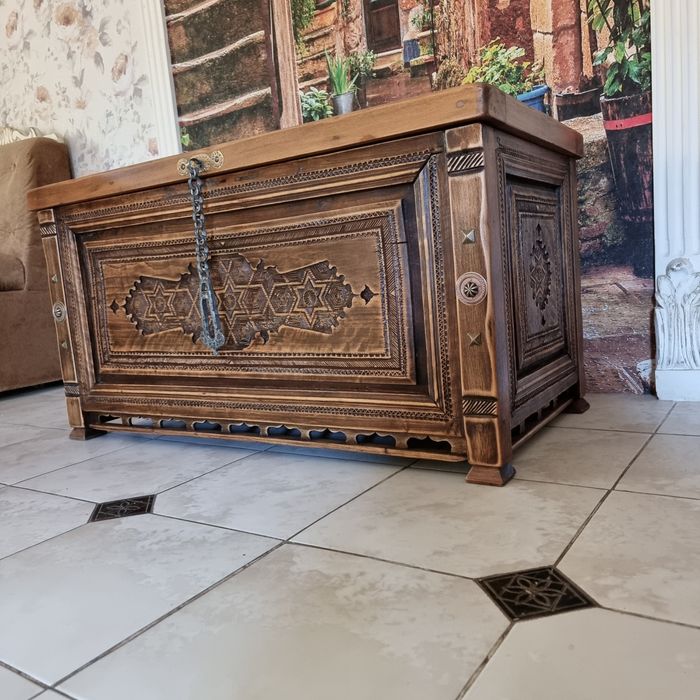 Продаю старинный сундук.