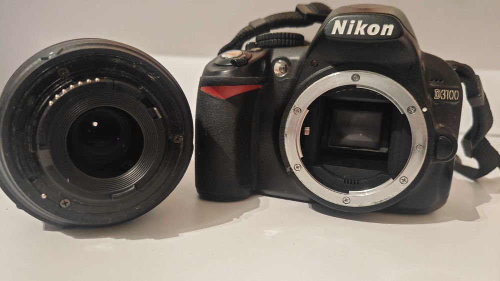 Nikon D3100 cu obiectiv 18-55. 15000 cadre