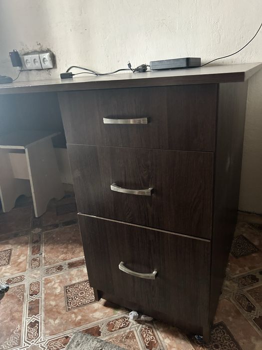 Продам письменный стол с тремя ящиками