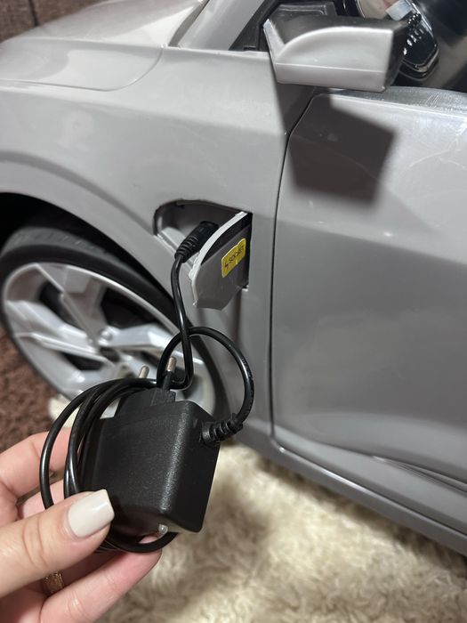 Masinuta electrica pentru copii Audi SQ8 2x 35W 12V cu music player