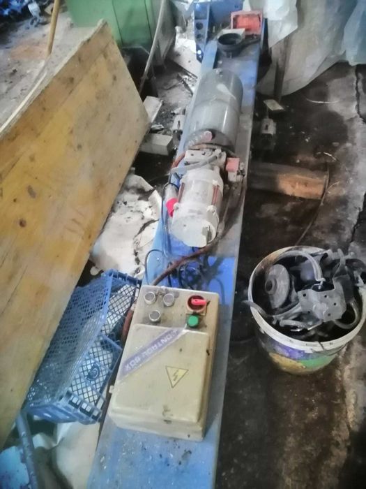 Vând  echipamente și scule service auto