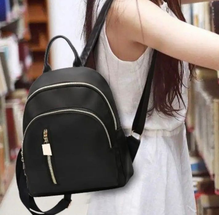 Дамска елегантна черна раница с регулируеми презрамки