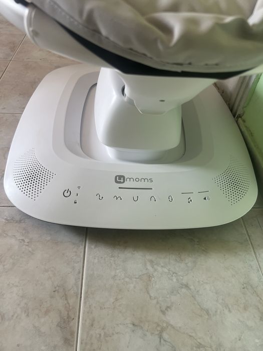 Продавам електрическа бебешка люлка 4moms mamaRoo