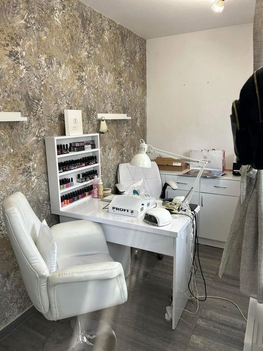 Бюро за маникюр с чекмеджета