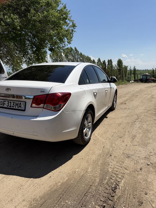 Lacetti Cruze sotiladi.