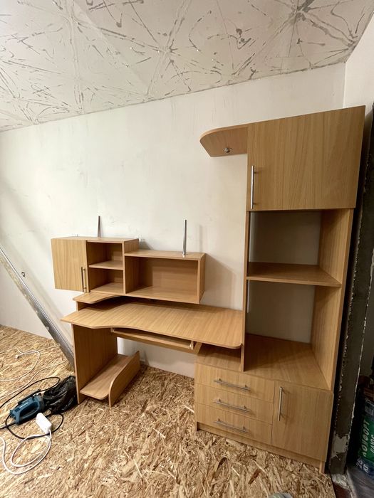 Компьютерный стол-шкаф. Мебель подойдет для организации пространства.