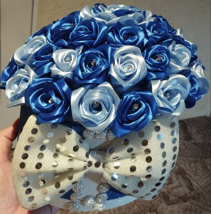 Уникален букет с бейби рози от сатенена панделка