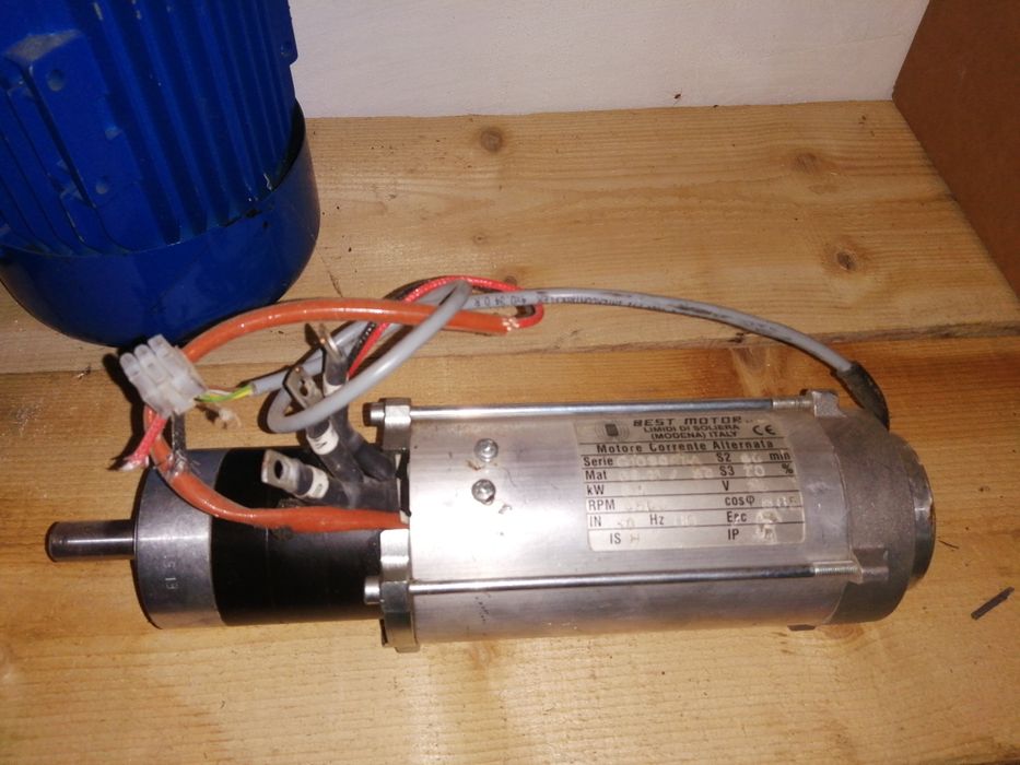 Vând 2 motoare electrice