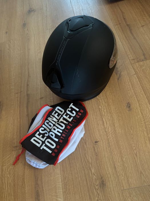 Продавам каска MT Helmets MT-FF102, full-face, матово черна.