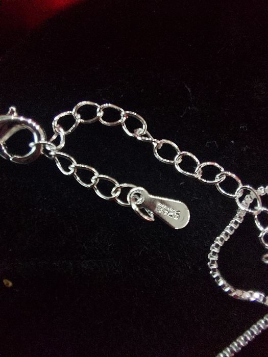 Кутия сърце с декоративни рози и сребърно колие