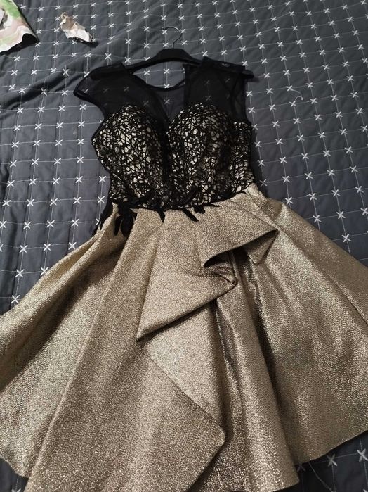 Роклите са носени по няколко часа