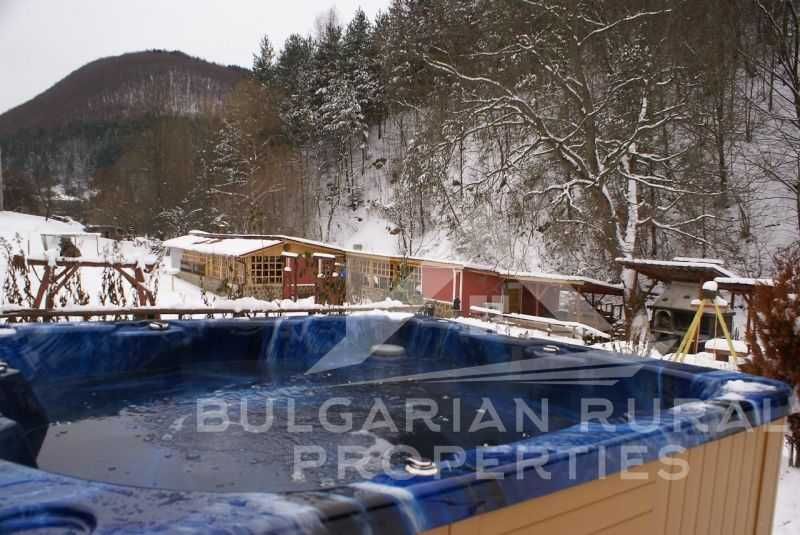 Продава се Хотел в с. Осеновлаг, Област София-област - 1200 кв.м за 375 €/кв.м - Снимка #22