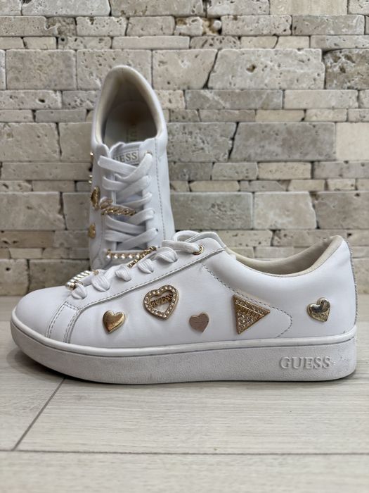 Дамски кецове Guess Runia Charm Low-Top Sneakers