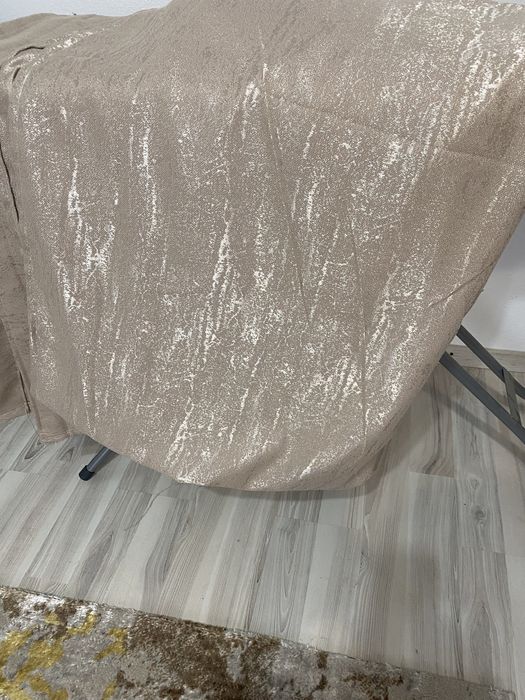 Vand un set de draperii din 2 bucati 3 metri impartita in doua