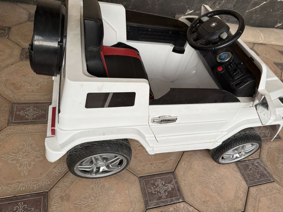 Продам детскую машинку с пультом