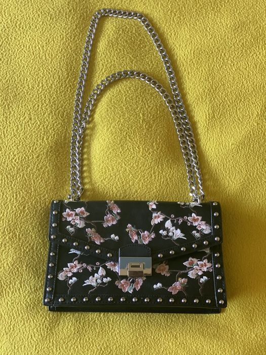 Дамска, черна, кожена чанта през рамо с нежна бродерия