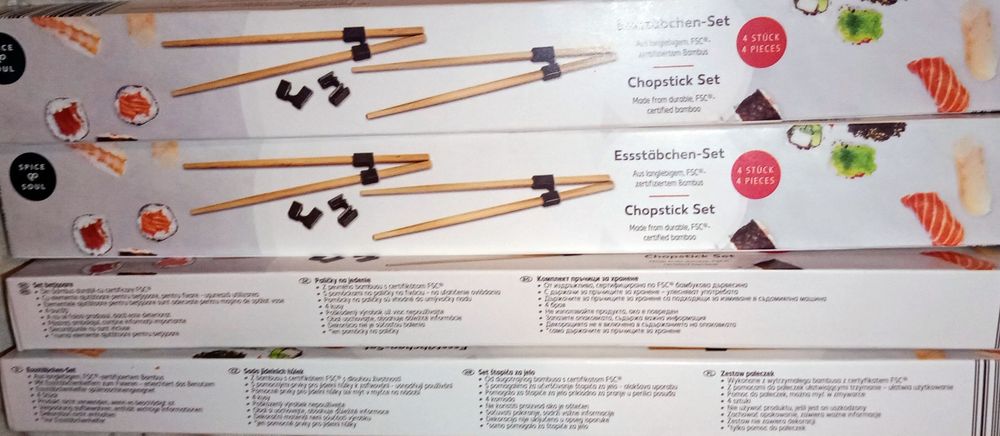 Chopstick Set sigilat nou nefolosit, un set are 4 perechi betisoare pentru mancat / chopsticks din bambus și 4 elemente ajutatoare pentru incepatori