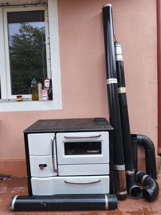 Sobă de gătit 7kw, plită fontă,lemne,3 ochiuri, cuptor mare,focar mare,stare foarte bună, puțin utilizată