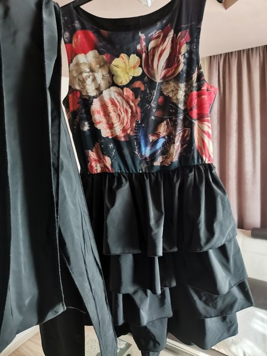 Рокля с волани на Pause